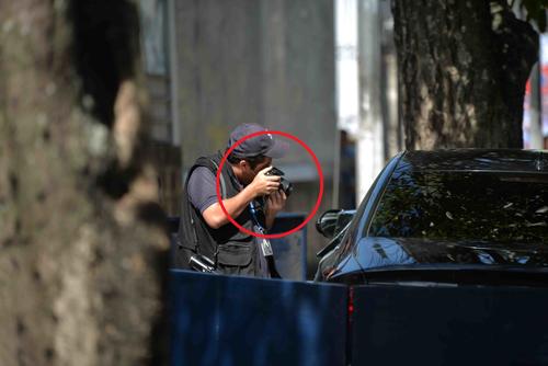 Vista de un técnico en la escena del crimen que no utilizó guantes, como lo requiere el protocolo. (Foto: Soy502) 