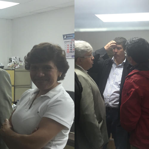 La sobrina del alcalde de Chinautla Elizabeth del Cid Medrano y el hijo del jefe edil Gustavo Medrano, visitaron a Arnoldo Medrano al concluir la audiencia donde solamente se le hizo saber el motivo de su captura. (Foto: Evelyn de León / Soy502) 