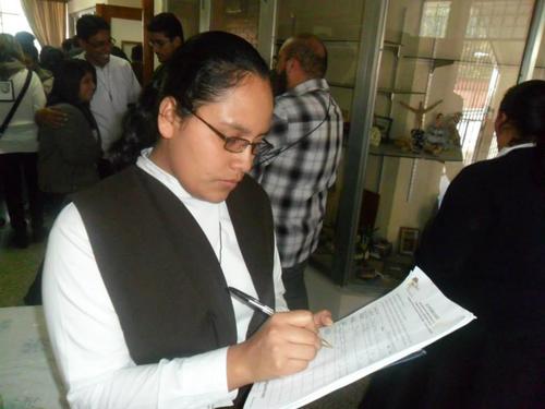 Mujer firma invitaci&oacute;n que se dar&aacute; al Papa Francisco I, el 10 de diciembre. (Foto: Facebook/Diego Alejandro Mart&iacute;nez)