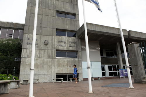 Fachada del Hospital Militar donde se encuentran seis presos que fueron trasladados desde la c&aacute;rcel de la Base Naval de Guant&aacute;namo a Montevideo, Uruguay. (Foto: EFE)