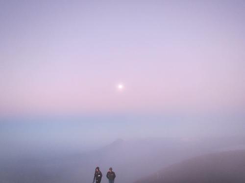 La luna se esconde en la neblina de la ma&ntilde;ana del domingo. Los volcanes est&aacute; al fondo. (Foto: Facebook Erbin Toledo)