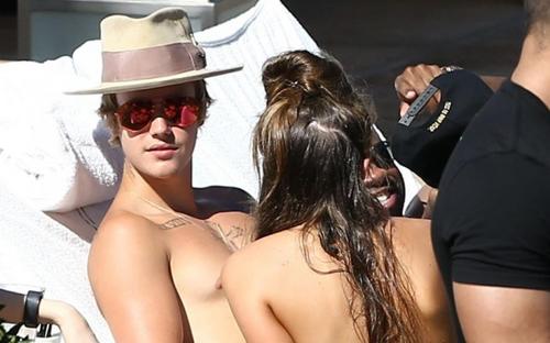 Bieber no desaprovechó la oportunidad para continuar con la celebración, esta vez en un hotel de Miami. (Foto: Fame Flynet USA/The Grosby Group)