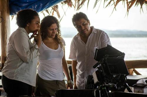 El equipo de producción revisa el material grabado del reencuentro de la familia Sánchez en Izabal. (Foto: Soy502)