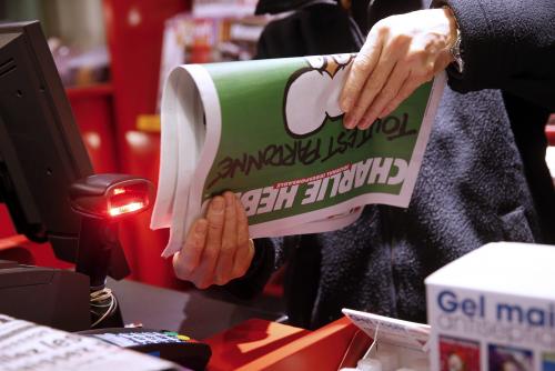 La nueva edici&oacute;n del semanario sat&iacute;rico "Charlie Hebdo" es puesto a la venta en un quiosco en la estaci&oacute;n de Lyon en Par&iacute;s, Francia. (Foto: EFE)