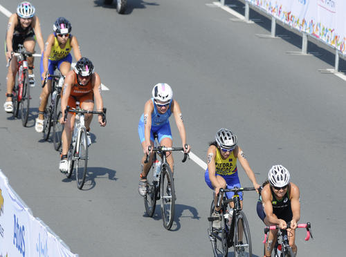 Una de las hermanas Schoenfeld, durante la prueba de ciclismo, en el triatl&oacute;n panamericano. (Foto: &Aacute;lvaro Yool/ Nuestro Diario)