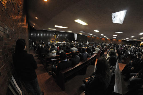 Amigos y familiares acudieron a la misa en la que se record&oacute; a la familia L&oacute;pez Lepe y se pidi&oacute; por la salud de German. (Foto: Esteban Biba/ Soy502)