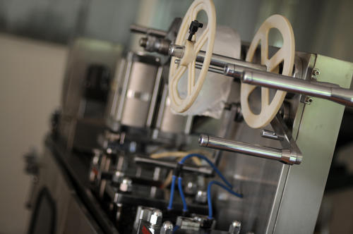 Est&aacute;n por terminar de ensamblar una planta de producci&oacute;n que deshidrata, muele y convierte en pastillas o en c&aacute;psulas la hoja de la Moringa. El laboratorio para analizar la pureza del producto tambi&eacute;n est&aacute; en proceso. (Foto: Esteban Biba/Soy502)