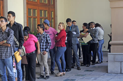 La fila para ingresar al Festival de Empleo de Amcham era tan larga que salía del hotel en donde se realizó. En ella se pudo observar la presencia de personas de diferentes edades. (Foto: Esteban Biba/Soy502)