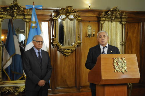 Otto P&eacute;rez Molina sali&oacute; al paso de la crisis acompa&ntilde;ado del nuevo vicepresidente, Alejandro Maldonado Aguirre, quien se ve preocupado en esta imagen. (Foto: Pedro Pablo Mijangos/Soy502).