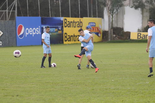 Stefano Cincotta ya entren&oacute; con la Selecci&oacute;n este mi&eacute;rcoles, tras el atraso de su vuelo procedente de Alemania. (Foto: Pedro Pablo Mijangos/Soy502)