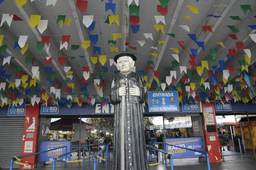 La entrada colorida a una de las "Feiras" de comida m&aacute;s grandes de R&iacute;o de Janeiro. En la entrada la imagen de un cura que hizo obra social en el barrio de San Crist&oacute;bal, a unos 10 minutos del centro de R&iacute;o. (Foto: Pedro Pablo Mijangos/Soy502)
