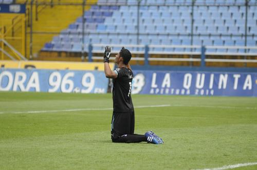 Antes del pitazo inicial en el cl&aacute;sico Fredy P&eacute;rez se hinc&oacute; y pidi&oacute; al cielo "que le fuera bien". (Foto: Archivo)