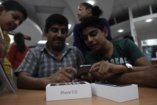 Los iPhone 5c y 5s ya est&aacute;n en el pa&iacute;s, con diferentes paquetes econ&oacute;micos que incluyen aparato y plan fijo, que van desde los Q355 para el 5c y Q690 5s. (Foto: Jes&uacute;s Alfonso)