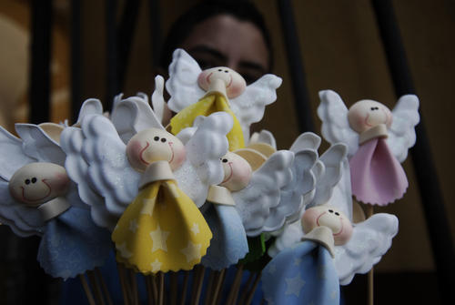 Curiosidades como &eacute;stas tambi&eacute;n son objeto de venta y se ofrecen como "adornos" para las tumbas. Foto: Jes&uacute;s Alfonso