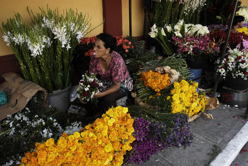 Los vendedores pese a que varias personas se acercan a comprar ramos de flores, afirman que la venta no ha estado del todo "buena". Foto: Jes&uacute;s Alfonso