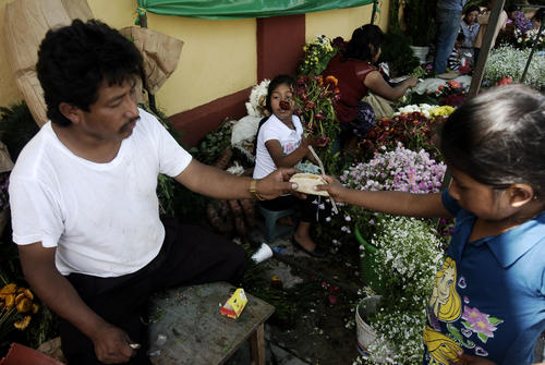 Miles de ciudadanos acuden a conmemorar los momentos vividos junto a sus antepasados y las flores son elemento indispensable para el tributo.