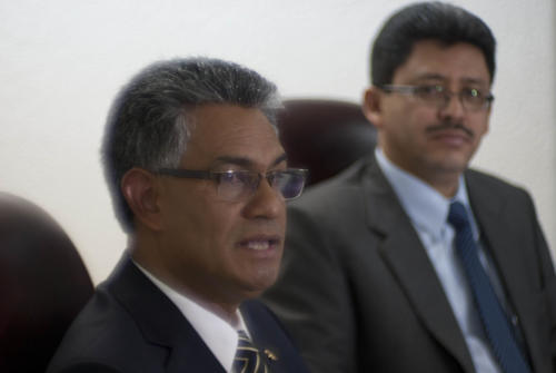 Carlos Mu&ntilde;oz (izquierda), jefe de la SAT y Omar Franco, intendente de Recaudaci&oacute;n, se&ntilde;alaron que el incentivo para la presentaci&oacute;n de la Planilla para este a&ntilde;o disminuy&oacute;, sin embargo, esto no afecta en la recaudaci&oacute;n la cual se prev&eacute; sea de Q46.5 millardos al cierre de este a&ntilde;o. (Foto: Jes&uacute;s Alfonso/Soy502)