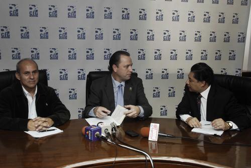 Mario Orellana, Presidente de la Gremial de Industrias Extractivas, Javier Zepeda, Director Ejecutivo de la CIG y Carlos Paredes, Asesor Jur&iacute;dico de la CIG.  (Foto: Jes&uacute;s Alfonso/Soy502)