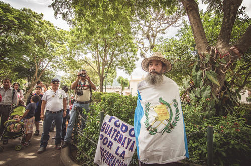 El "Caminante" se puso orgulloso una bandera de Guatemala.