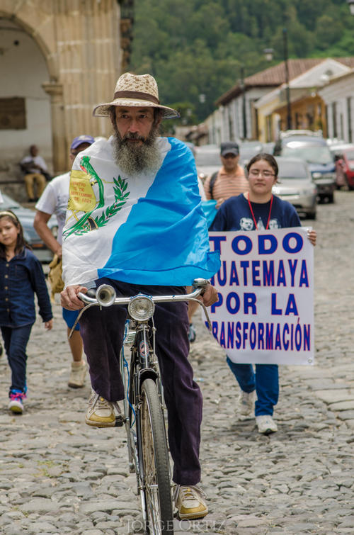 El caminante también se transporta en bicicleta