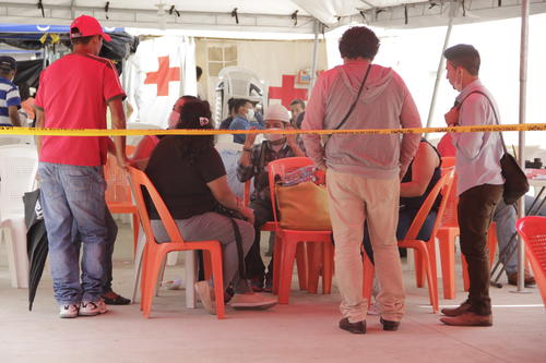 Este viernes se redujo el n&uacute;mero de familias que esperaban a la puerta de la morgue en busca de sus familiares. (Foto: Fredy Hern&aacute;ndez/Soy502)