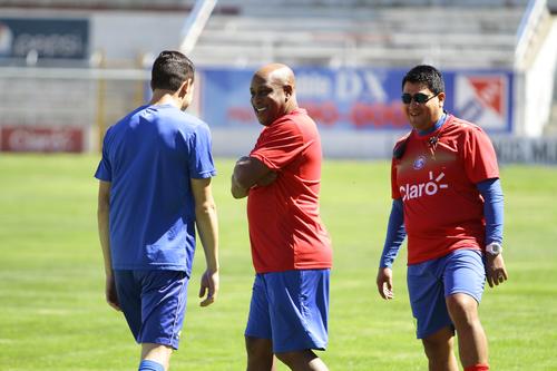 Medford acompa&ntilde;ado del preparador f&iacute;sico guatemalteco Luis Vel&aacute;squez. (Foto: Gustavo Rodas/Nuestro Diario)