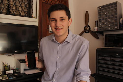 Un celular roto fue el impulso para que su emprendimiento tomara fuerza y se convirtiera en un innovador. (Foto: Fredy Hern&aacute;ndez/Soy502)