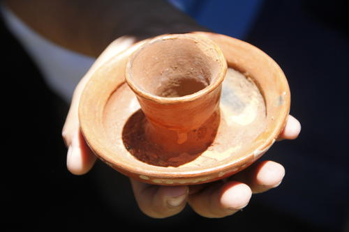 Entre los productos que promueve el Enactus es la venta de productos de barro como los candelabros y que tienen una gran aceptación como decoraciones. (Foto: Fredy Hernández/Soy502)