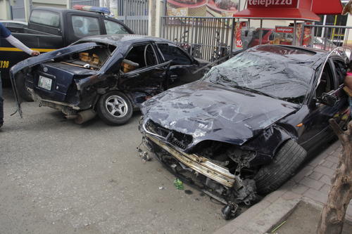 Los veh&iacute;culos involucrados en el accidente se encuentran detenidos cerca de la estaci&oacute;n policial de Villa Nueva. (Foto: Fredy Hern&aacute;ndez/Soy502)