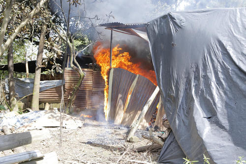 Foto de archivo del incendio que consumi&oacute; las viviendas de las personas que apoyan a la cementare. 