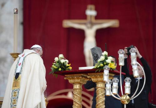 El Papa Francisco durante la misa de este domingo en la Plaza San Pedro. Foto: AFP