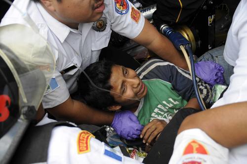 Despu&eacute;s de sacarlo del vertedero de la zona 3, los bomberos trasladaron a Pedro Macario Huarcas al Hospital Roosevelt. (Foto: Wilver Mart&iacute;nez/Nuestro Diario).