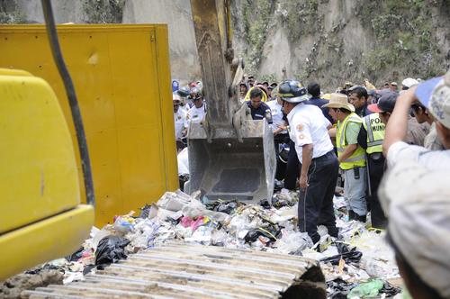 Los rescatitas en plena faena para sacar de la basura al joven Pedro Macario Huarcas. (Foto: Wilver Mart&iacute;nez/Nuestro Diario).