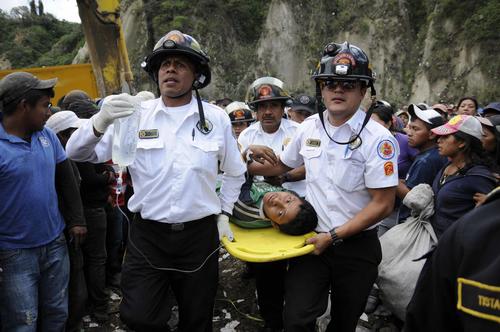 Los bomberos lograron rescatar con vida al adolescente Pedro Macario Huarcas del patio 8 del vertedero, donde casi queda soterrado bajo una avalancha de basura. (Foto: Wilver Mart&iacute;nez/Nuestro Diario).