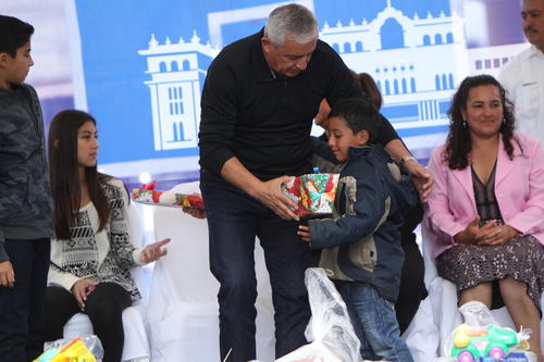 Los ni&ntilde;os recibieron juguetes. (Foto: Presidencia ) 
