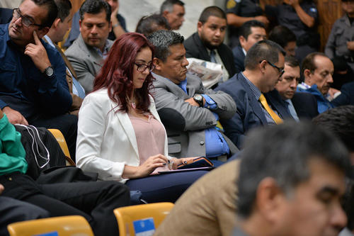 Jenniffer Dell'Acqua hace anotaciones durante las audiencias del caso Cooptación del Estado. (Foto: Wilder López/Soy502) 