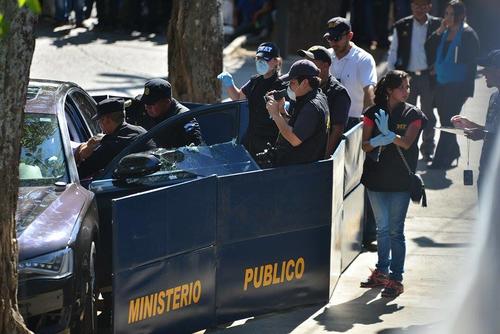 Los fiscales del Ministerio Público iniciaron los peritajes correspondientes para determinar a los responsables del hecho.  (Foto: Wilder López/Soy502)