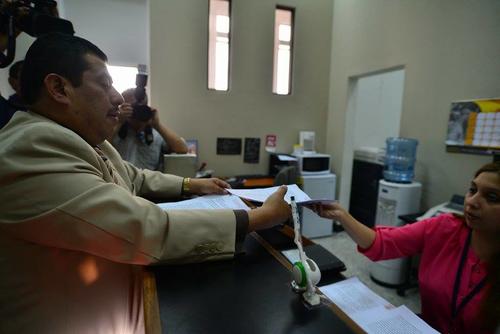 El abogado llegó a la Torre de Tribunales para accionar a favor de Ríos Montt.  (Foto: Wilder López/Soy502) 