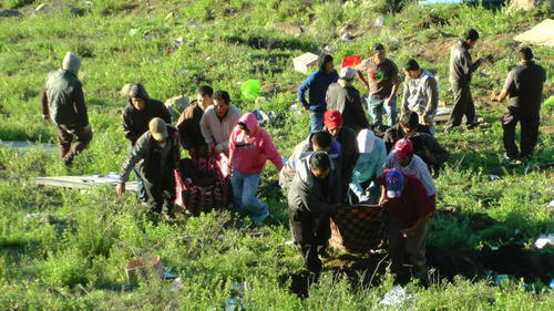 El traslado de los heridos ha sido dif&iacute;cil debido a la profundidad del abismo en el que cay&oacute; el veh&iacute;culo. (Foto: Trome)