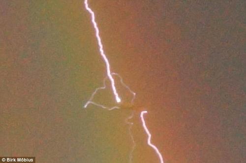 El rayo impact&oacute; en el extremo de un avi&oacute;n de carga sin que se reportaran da&ntilde;os tras su aterrizaje (Foto: Birk Mobius)