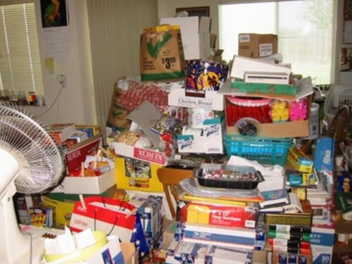 Acumular cosas viejas no es una actividad sana. Demuestra deficiencias en la personalidad y en el interior.