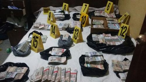 Parte del dinero localizado en la vivienda donde tambi&eacute;n se decomisaron piezas arqueol&oacute;gicas que se analizan si son originales. (Foto: PNC) 