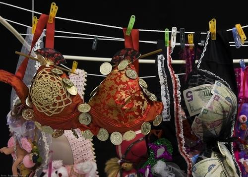 Alejandra Guti&eacute;rrez convoc&oacute; a las mujeres de Costa Rica a expresar su lucha por medio de la intervenci&oacute;n de un sost&eacute;n, la m&aacute;xima expresi&oacute;n femenina. Unas 164 prendas reflejaron historias de firmeza y deseos de seguir adelante. 