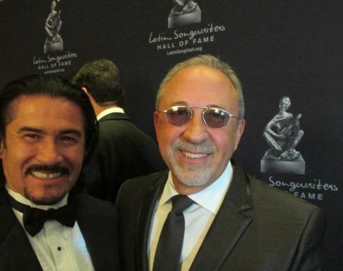 Aguilar aprovech&oacute; para compartir con personalidades como Emilio Estefan. (Foto: &Aacute;lvaro Aguilar oficial) 