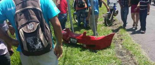 Partes del veh&iacute;culo quedaron sobre la carretera, el veh&iacute;culo se hundi&oacute; en el Lago. (Foto: @PampichiNews)