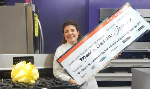 Mar&iacute;a Andrea Llarena, feliz ganadora de Estilo Culinario, recibiendo el premio despu&eacute;s de preparar una entrada, plato fuerte y postre en menos de 2 horas. (Foto: Spectrum)