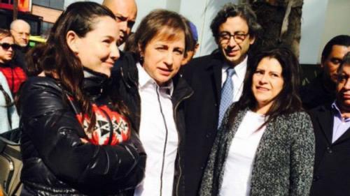 Carmen Aristegui afuera de MVS con sus colaboradores. (Foto: Cortes&iacute;a Dar&iacute;o Ram&iacute;rez/BBC)