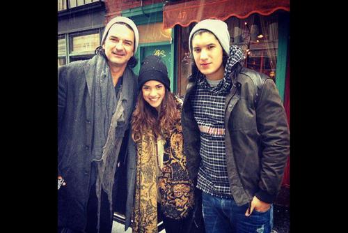 Adria Arjona es muy unida a su familia. (Foto: Instagram) 