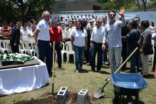 Ricardo Arjona visit&oacute; Guatemala para colocar el primer block de la segunda escuela 