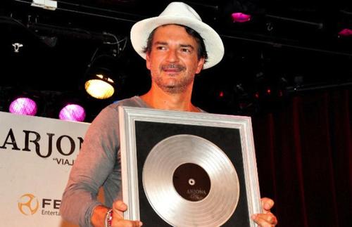 Ricaro Arjona recibe disco de Platino por las ventas de su &aacute;lbum "Viaje". (Foto: Cr&oacute;nica Argentina) 